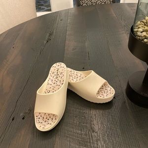 Baretraps: Parvati platform slide sandal; light white; size 7 medium